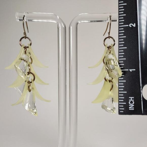 Light green acrylic petal dangle - Picture 6 of 6